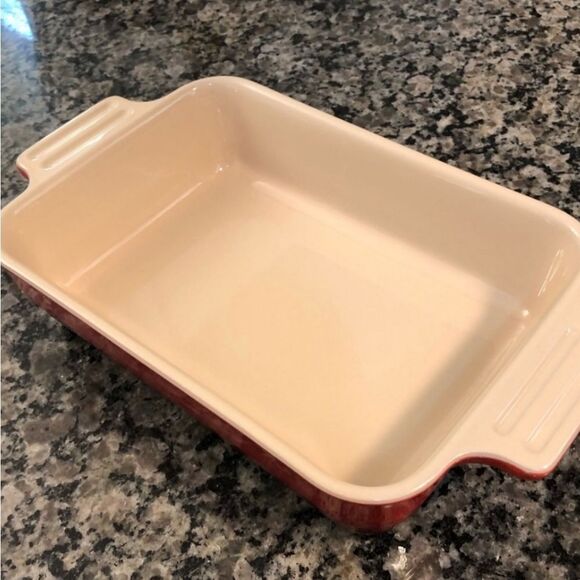 Le Creuset 18cm Rectangular Baking Dish- Carmin - Picture 6 of 7